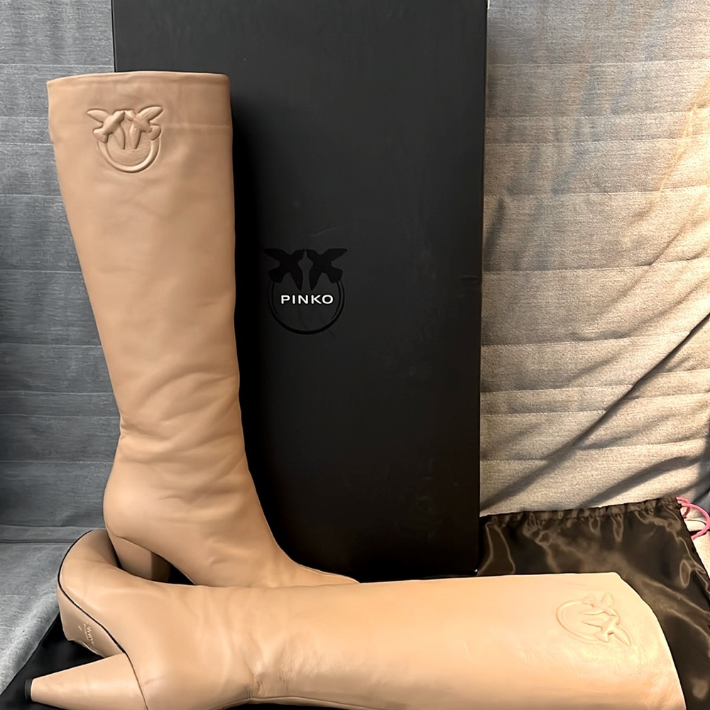 Made in Italy - PINKO- Beige over boots 🕊️